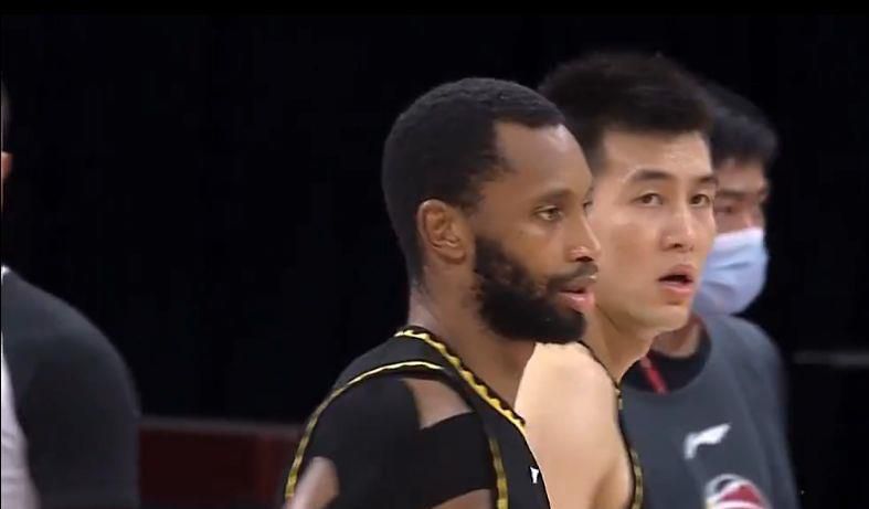 乔飞云问他：为什么是右腿先中枪？法医回答道：因为三少爷右腿中枪的时候，肌肉状态比较松弛，一看就是没有任何准备直接被击中的，但左腿中枪的时候，肌肉明显比右腿紧张，可见左腿中枪之前，他已经有了准备，由此可见，右腿中抢在前，左腿中枪在后。